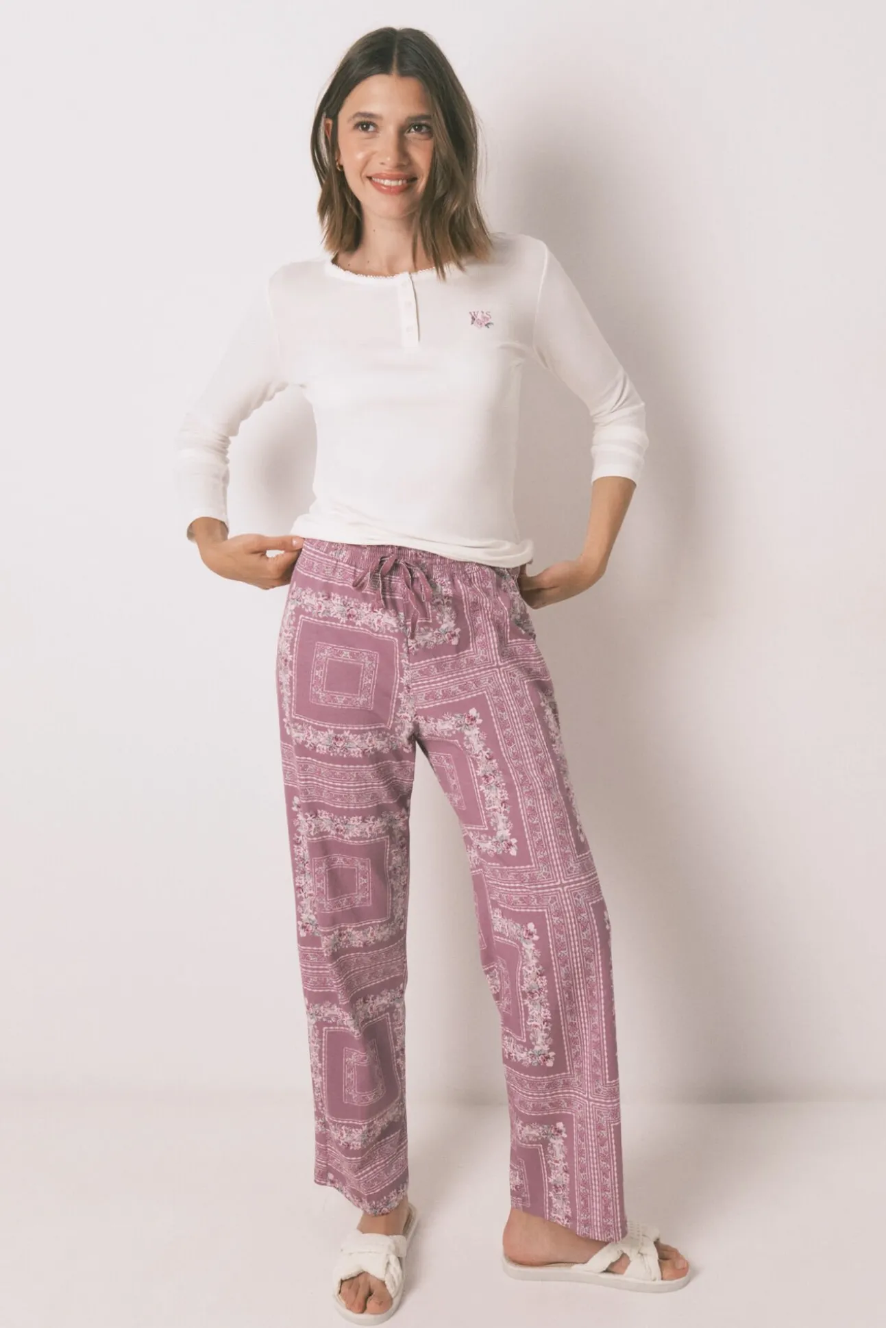 Pijama comprido com estampado floral