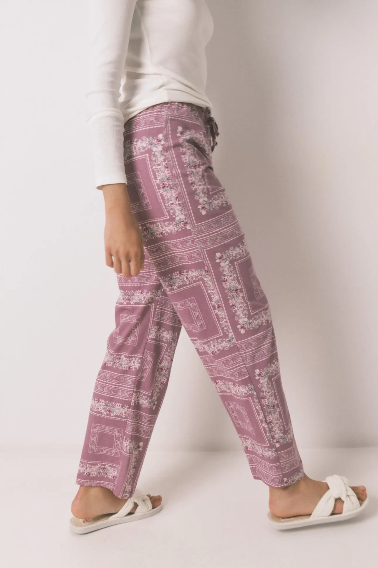 Pijama comprido com estampado floral