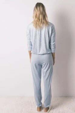 Pijama comprido com flores azuis brilhantes
