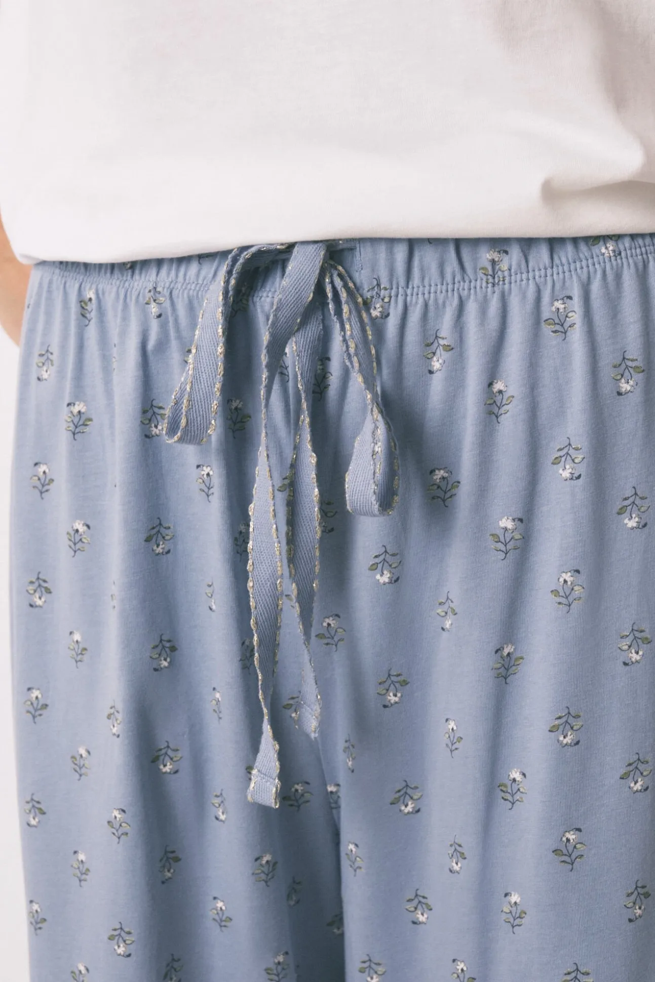 Pijama comprido com mangas curtas e estampado floral