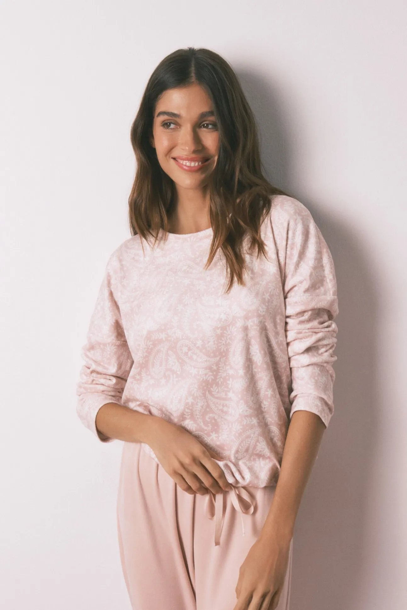 Pijama comprido em veludo rosa suave com glitter