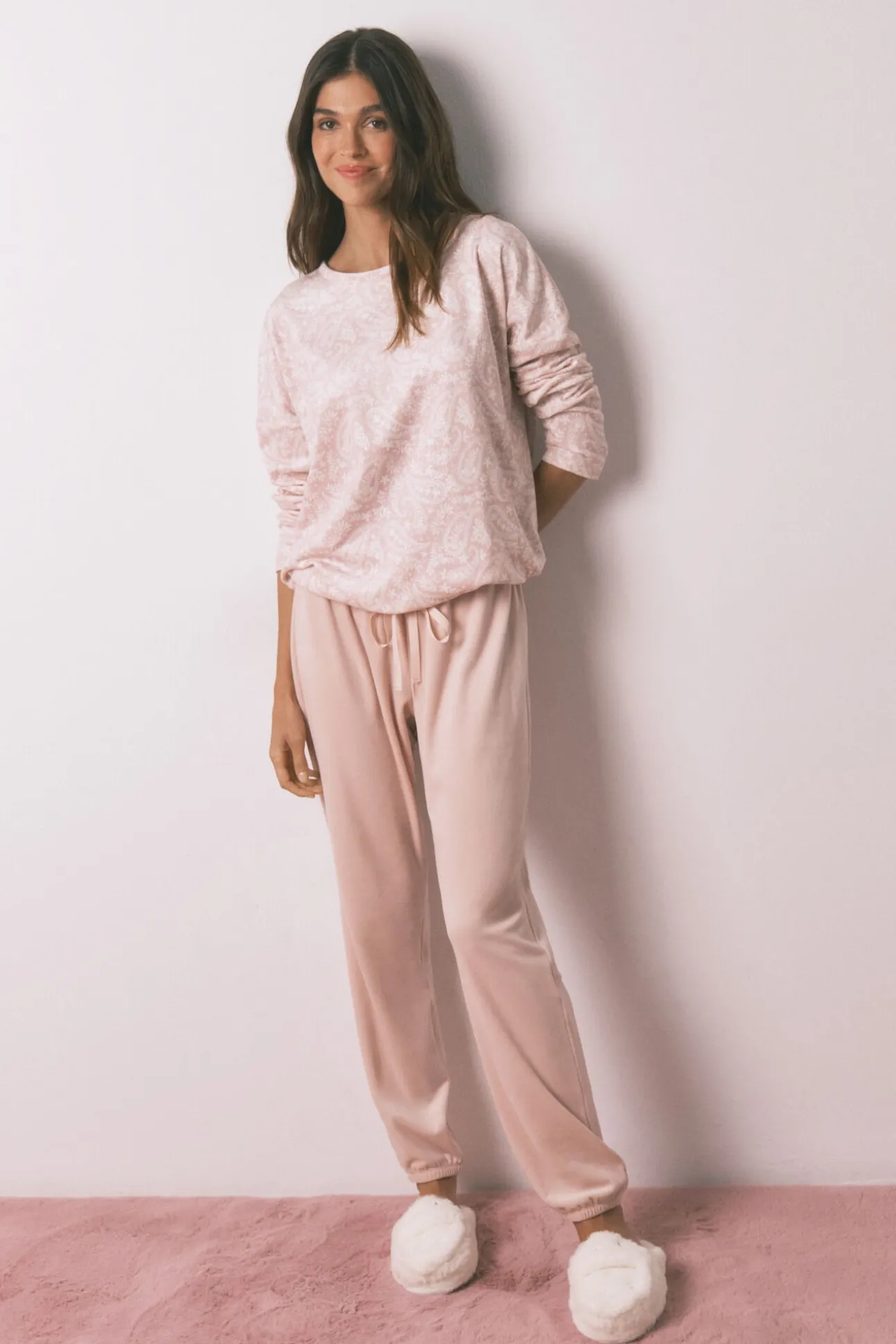 Pijama comprido em veludo rosa suave com glitter