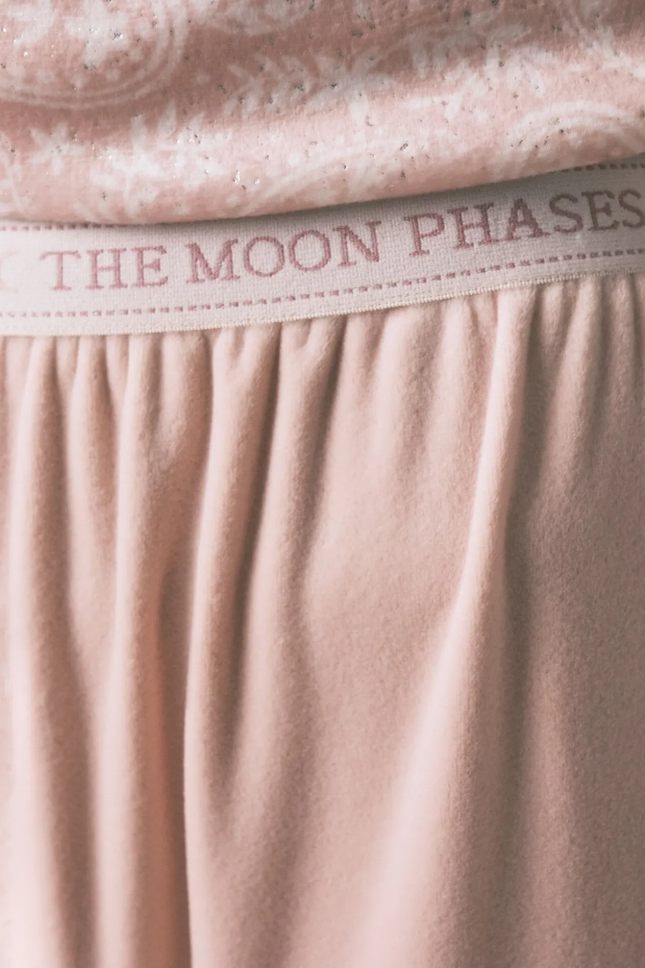 Pijama comprido em veludo rosa suave com glitter