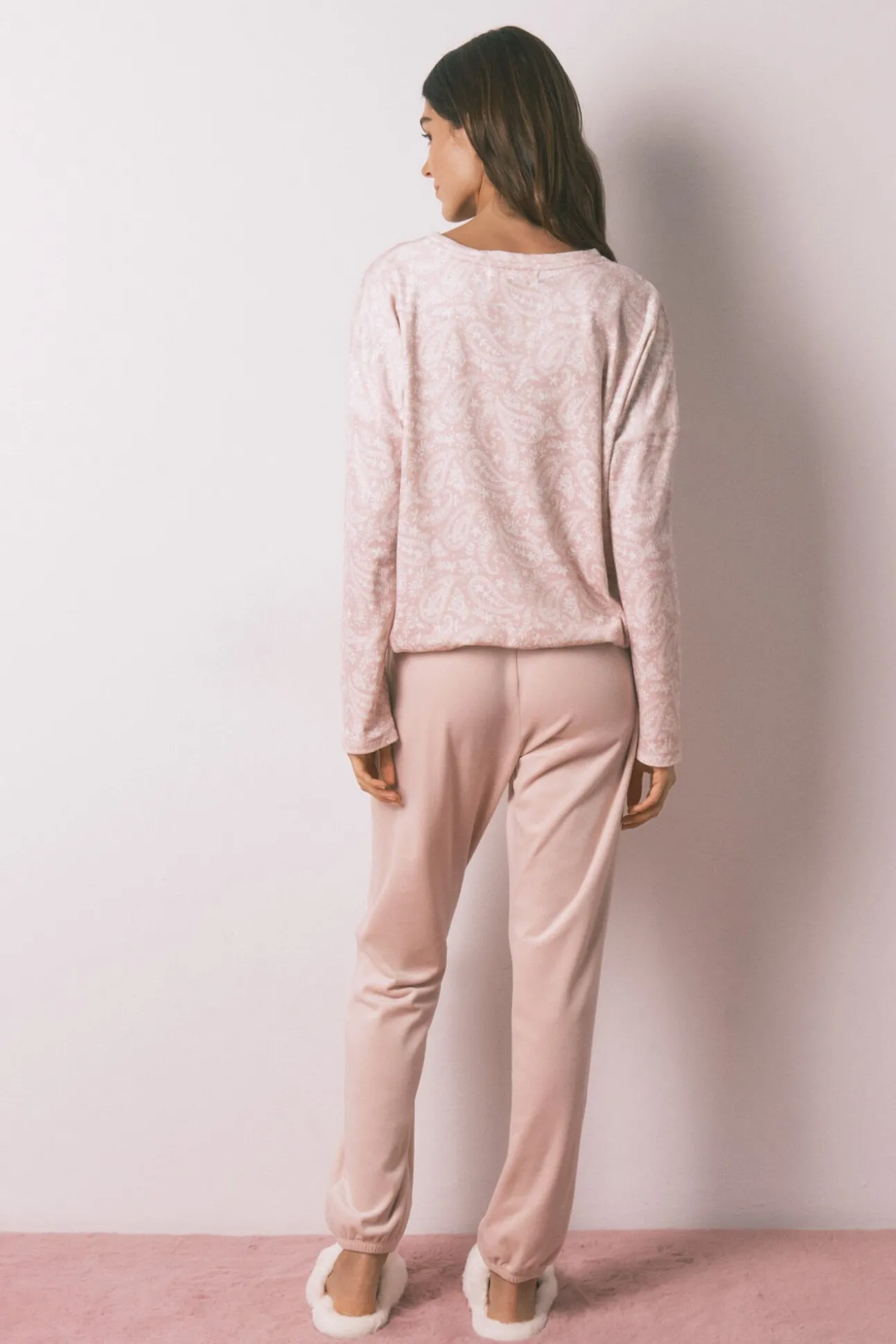 Pijama comprido em veludo rosa suave com glitter