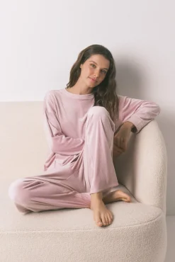 Pijama comprido em veludo rosa suave