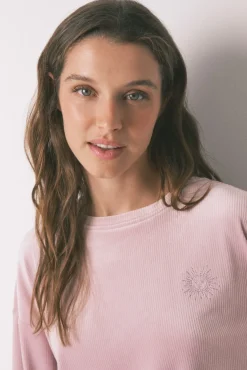 Pijama comprido em veludo rosa suave