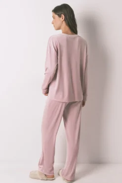 Pijama comprido em veludo rosa suave