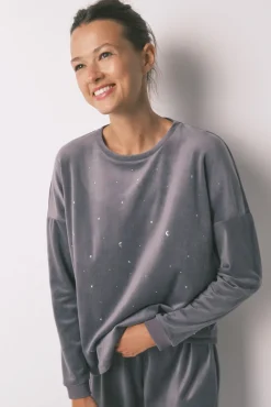 Pijama comprido em veludo cinza macio e brilhante
