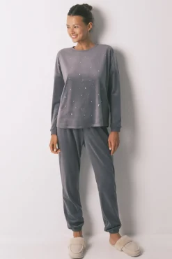 Pijama comprido em veludo cinza macio e brilhante