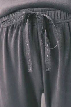 Pijama comprido em veludo cinza macio e brilhante