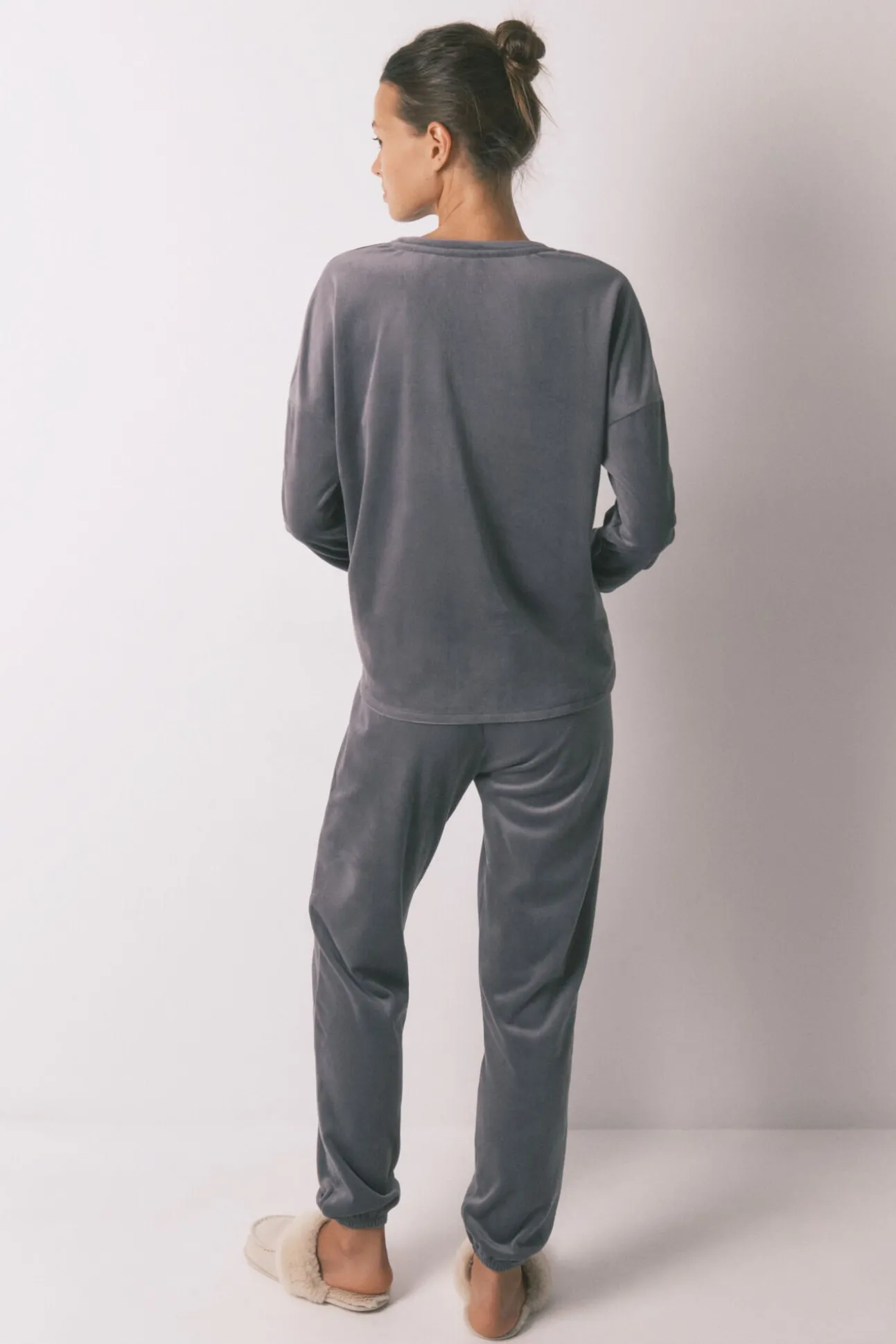 Pijama comprido em veludo cinza macio e brilhante