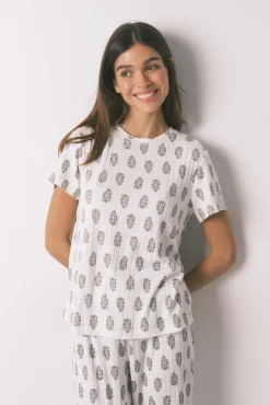 Pijama comprido super macio com mangas curtas e flores