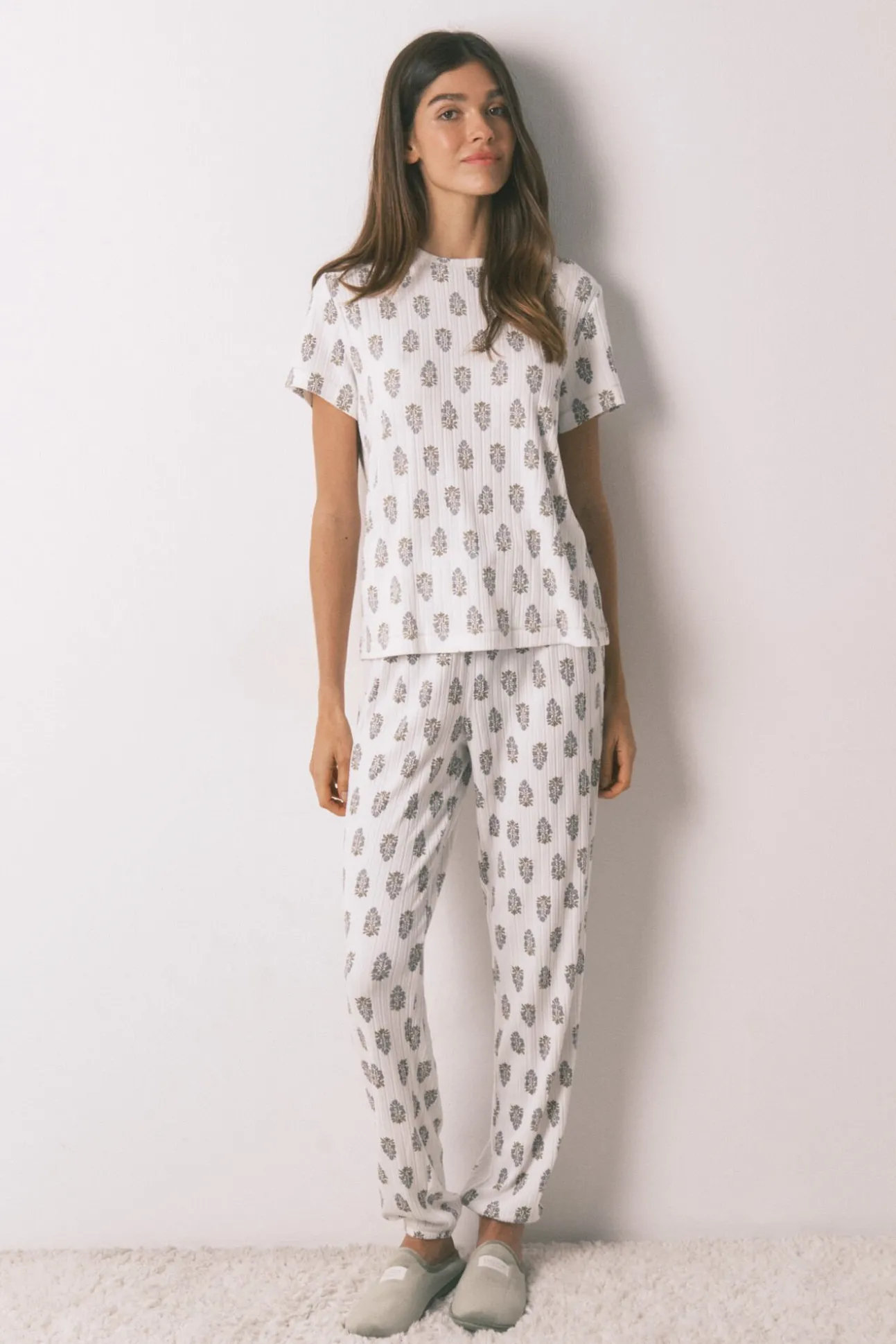 Pijama comprido super macio com mangas curtas e flores
