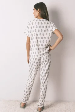 Pijama comprido super macio com mangas curtas e flores