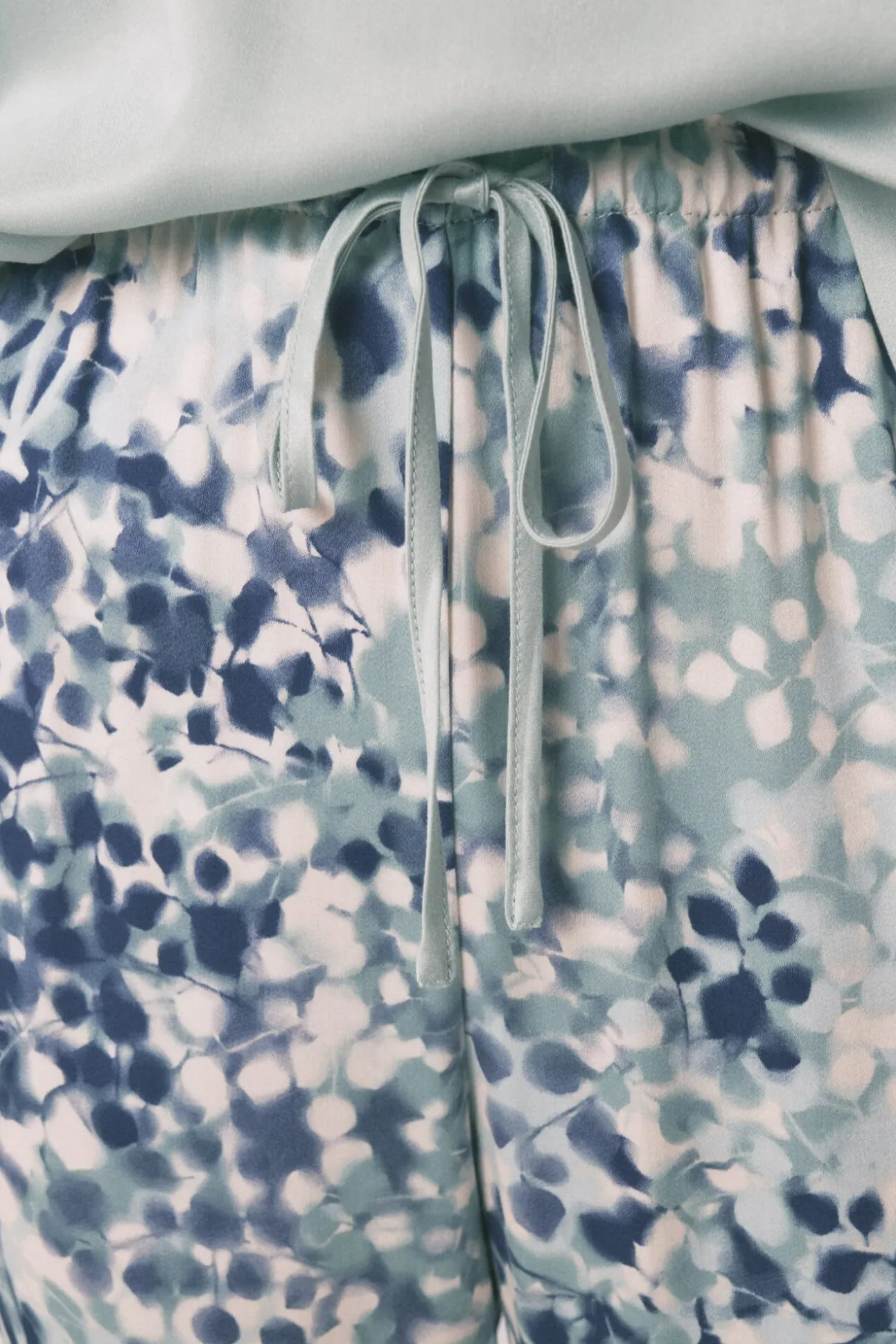 Pijama de cetim viscose floral verde