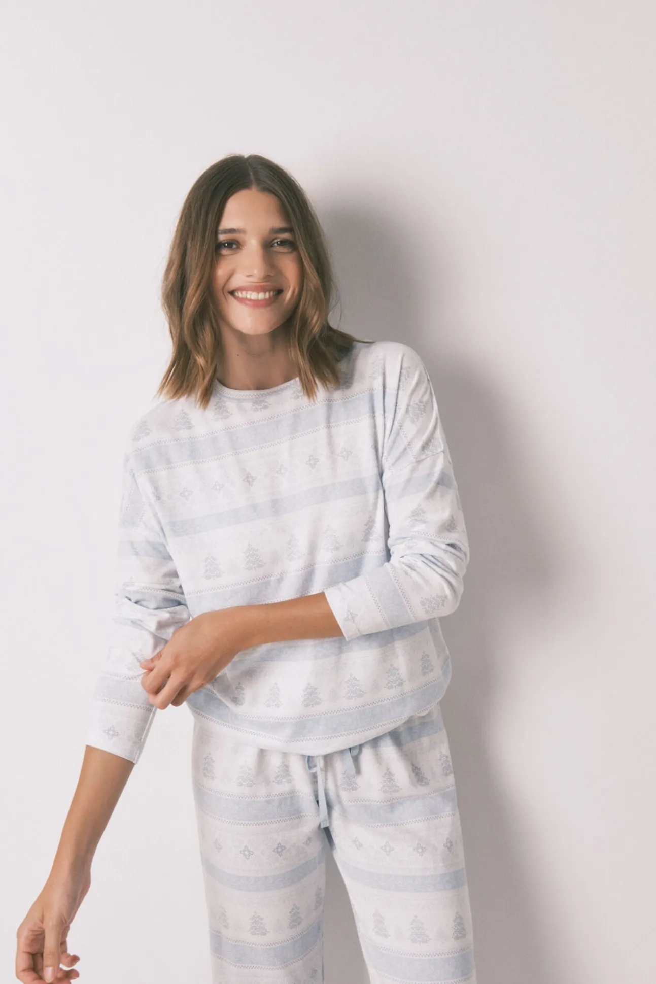 Pijama pijama comprido de malha macia com bordas azuis