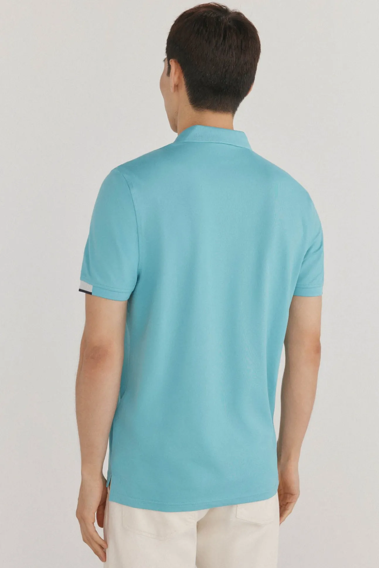 Polo com punhos contrastantes