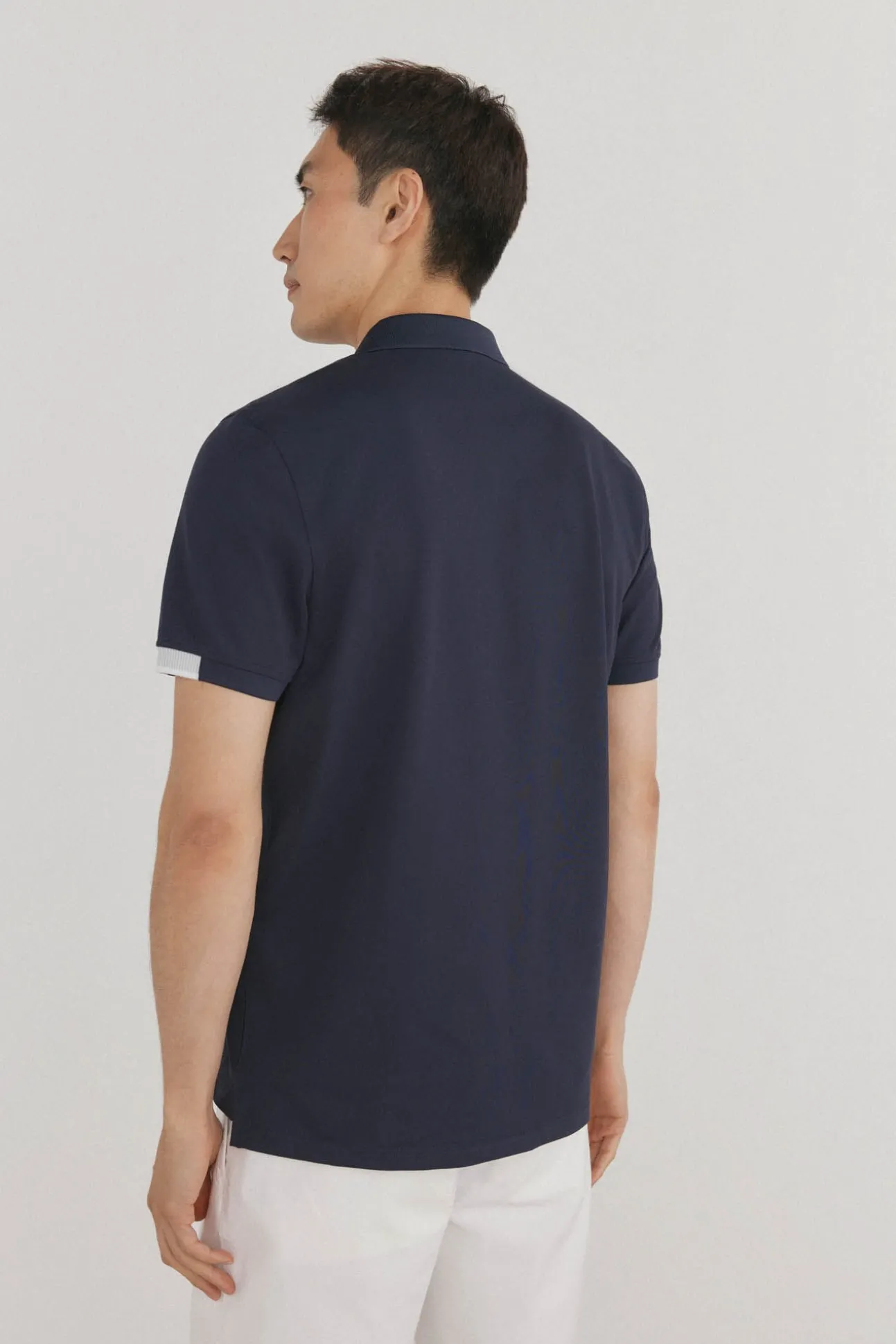 Polo com punhos contrastantes