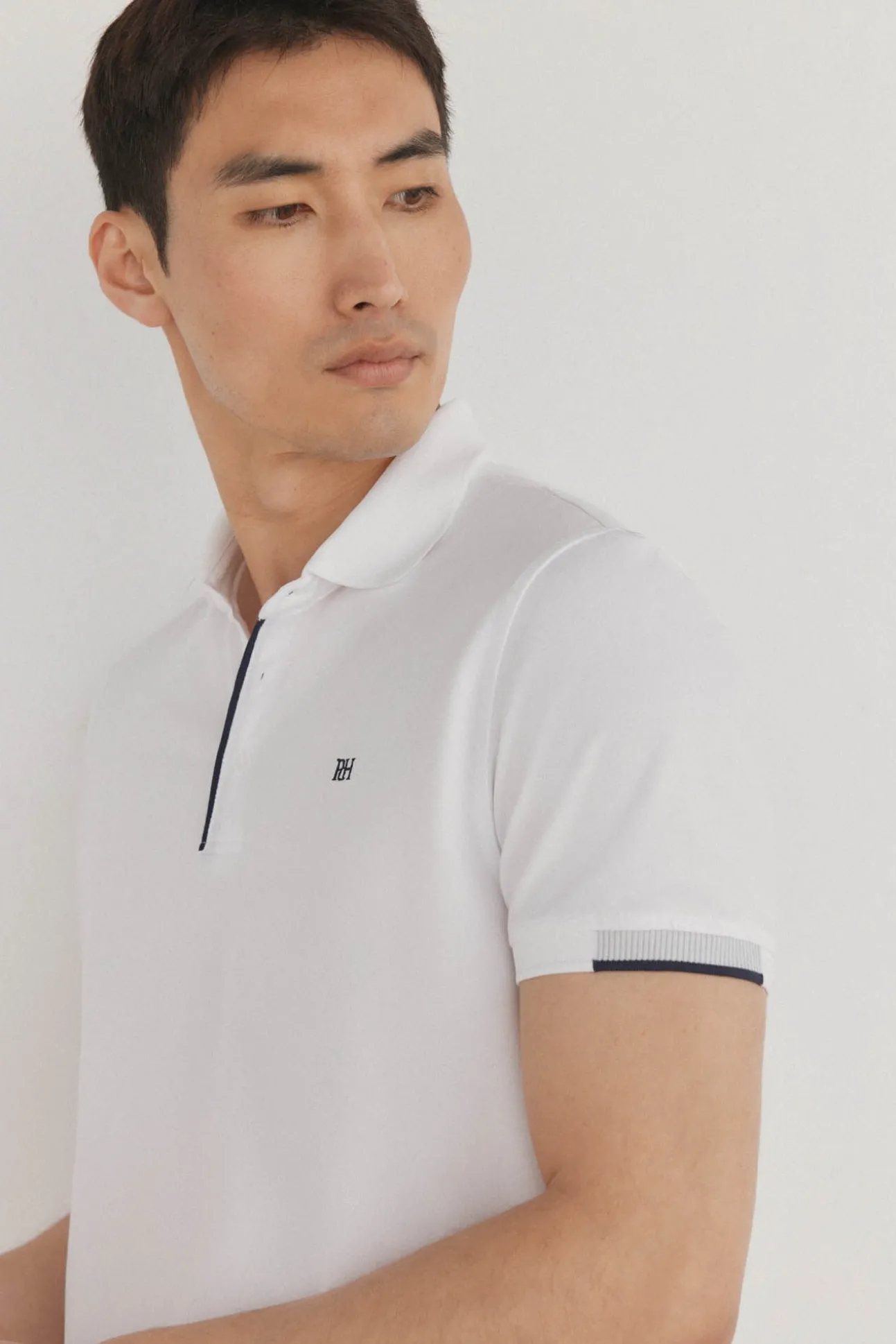 Polo com punhos contrastantes