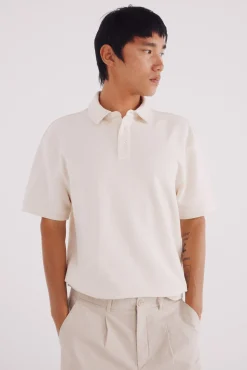 Polo estruturada em sarja de corte regular