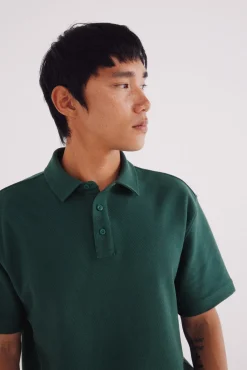Polo estruturada em sarja de corte regular