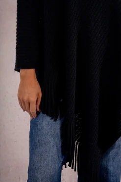 Poncho assimétrico com franjas