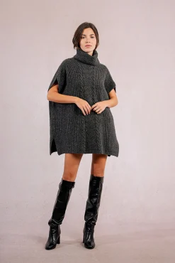 Poncho assimétrico com gola alta