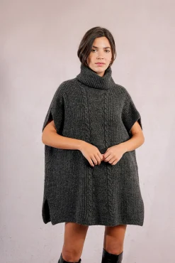 Poncho assimétrico com gola alta