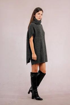 Poncho assimétrico com gola alta