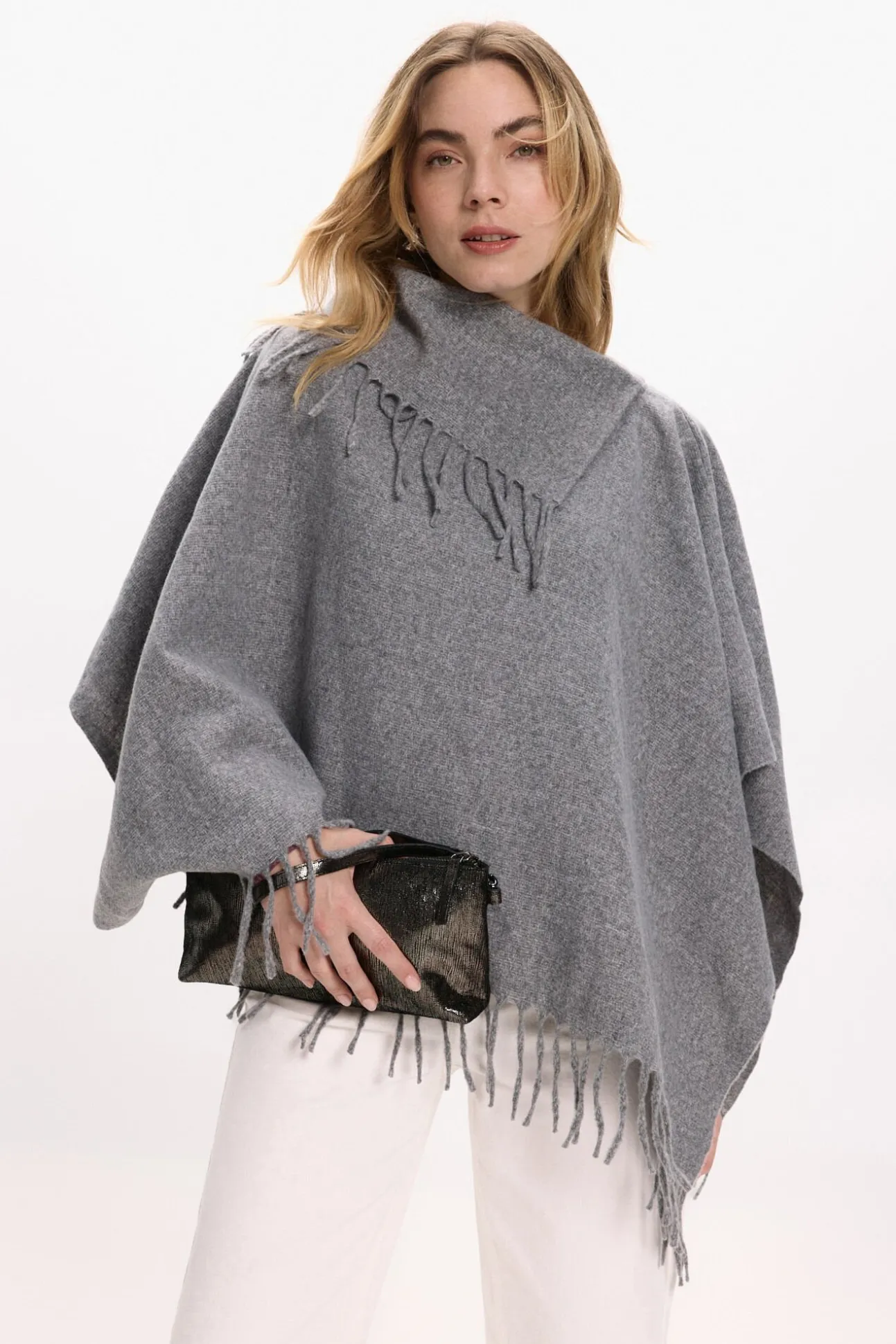 Poncho com franjas