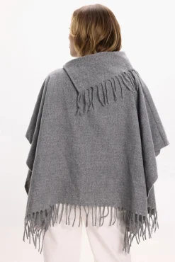 Poncho com franjas