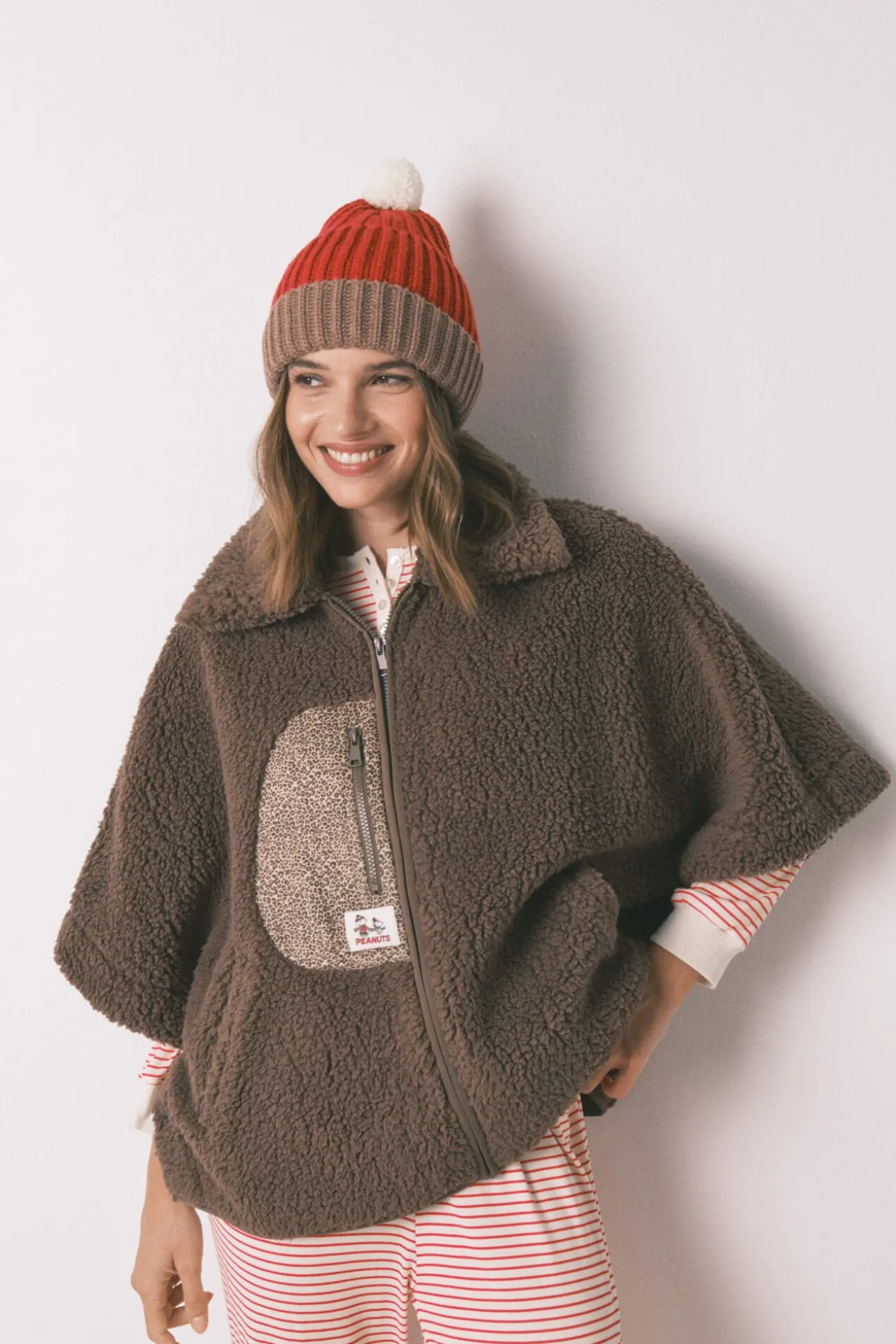 Poncho curto de robe de borrego marrom do Snoopy