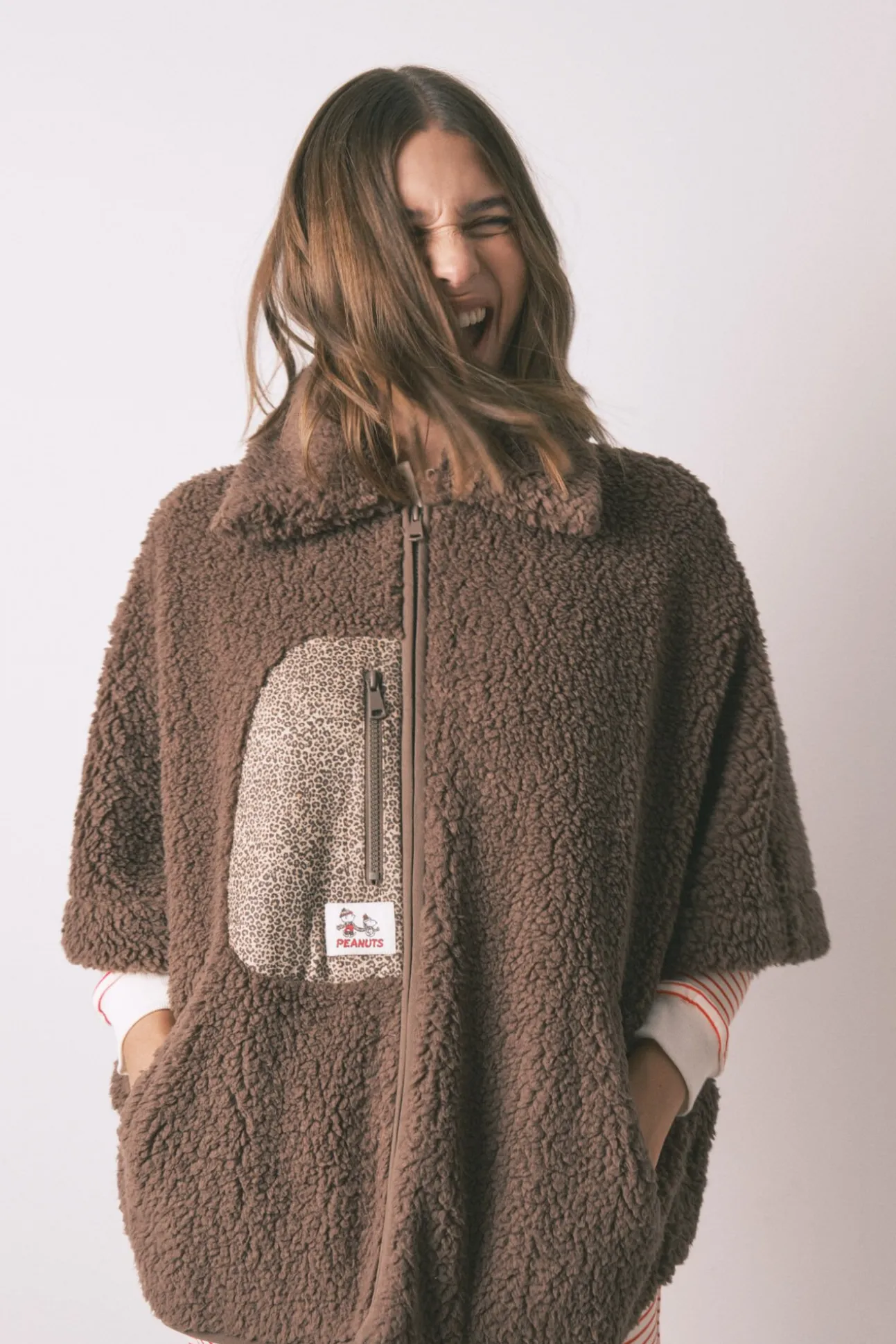 Poncho curto de robe de borrego marrom do Snoopy