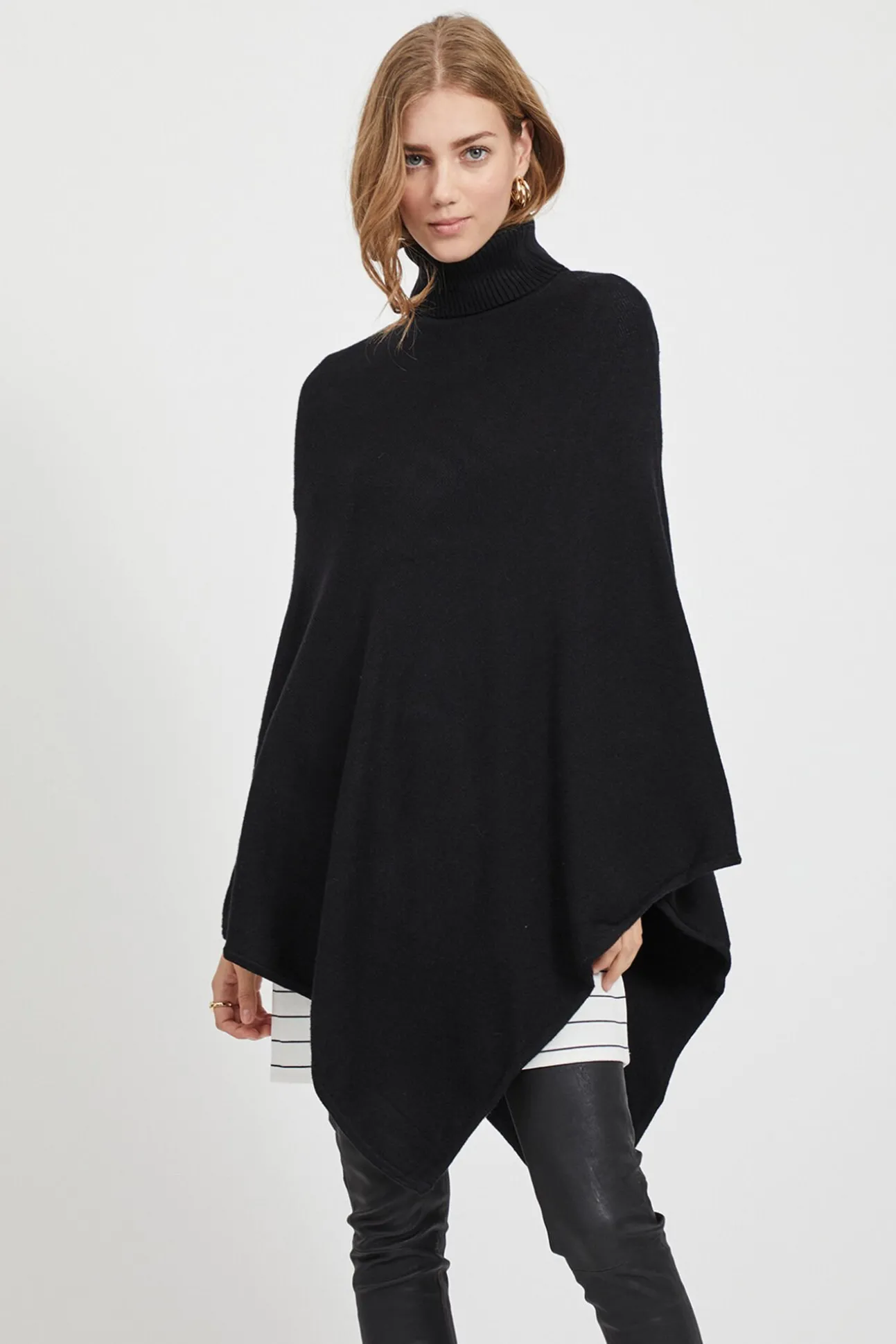 Poncho de malha com gola alta