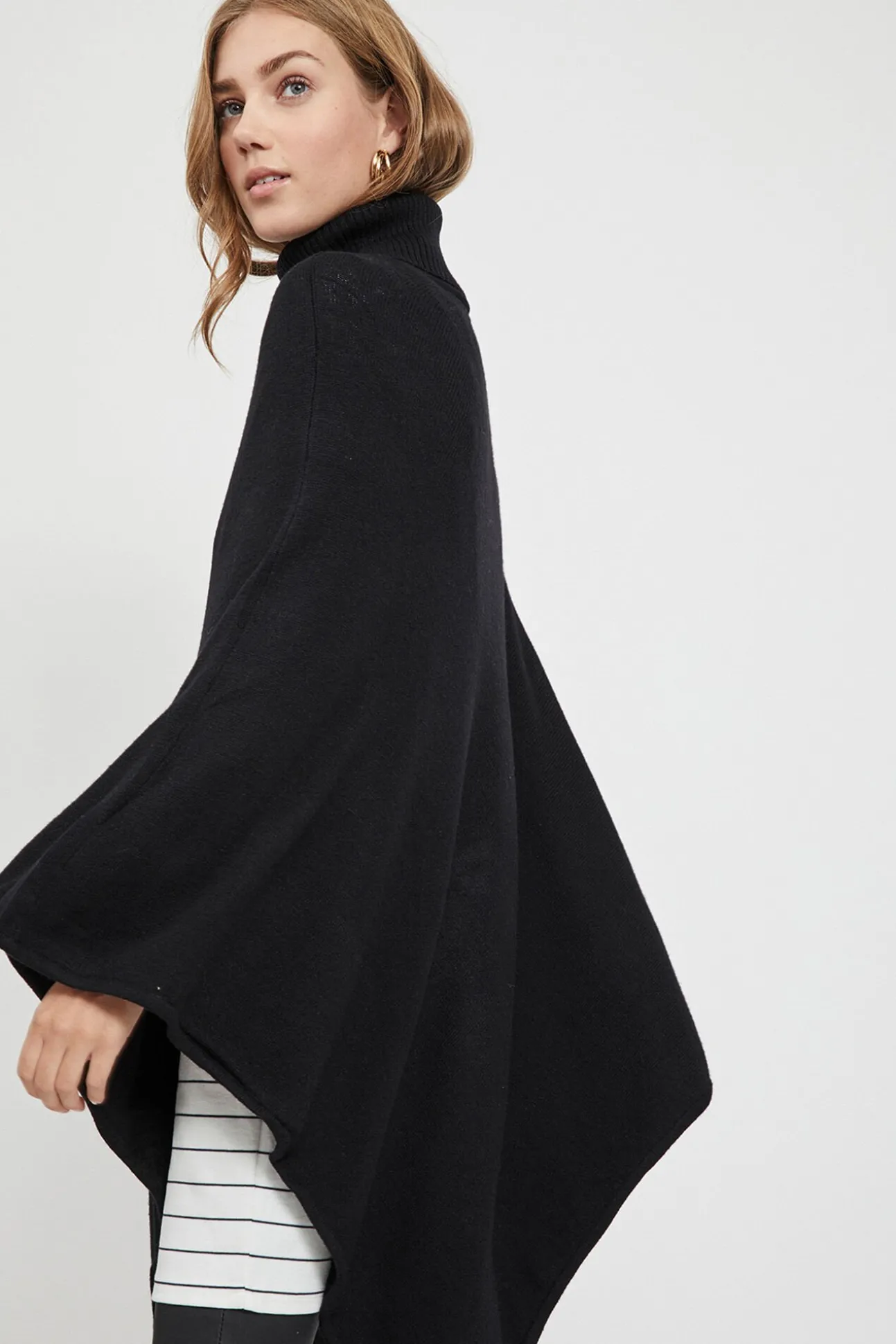Poncho de malha com gola alta