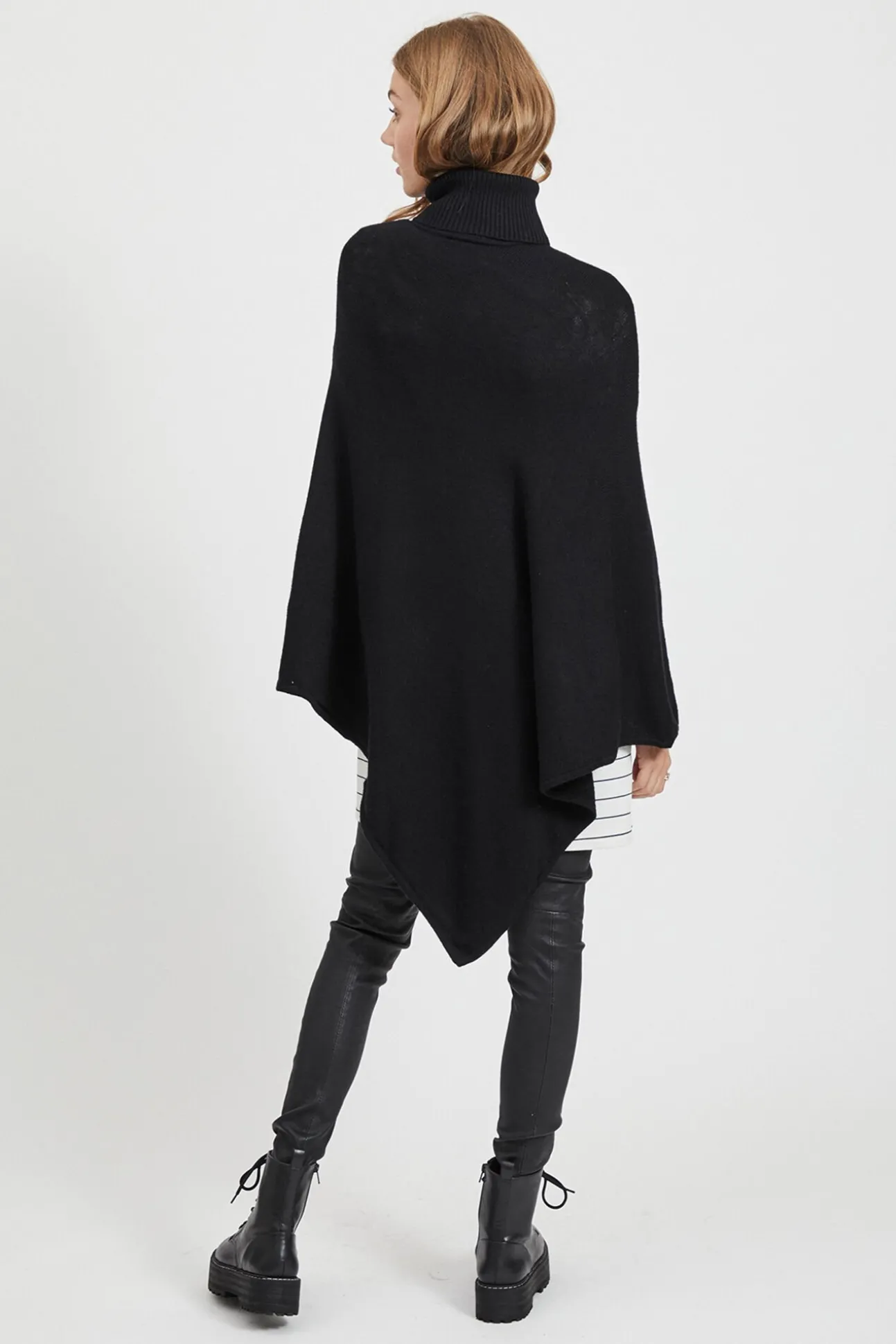 Poncho de malha com gola alta