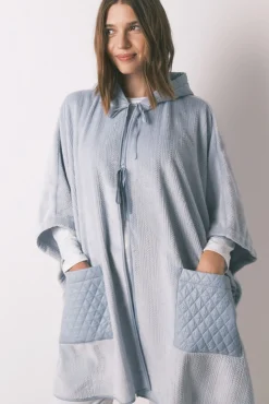 Poncho polar curto azul com relevo