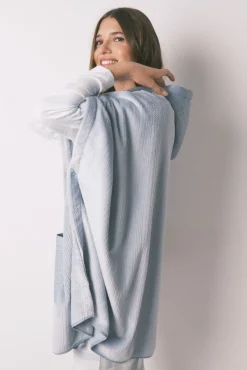 Poncho polar curto azul com relevo