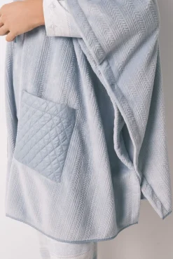 Poncho polar curto azul com relevo