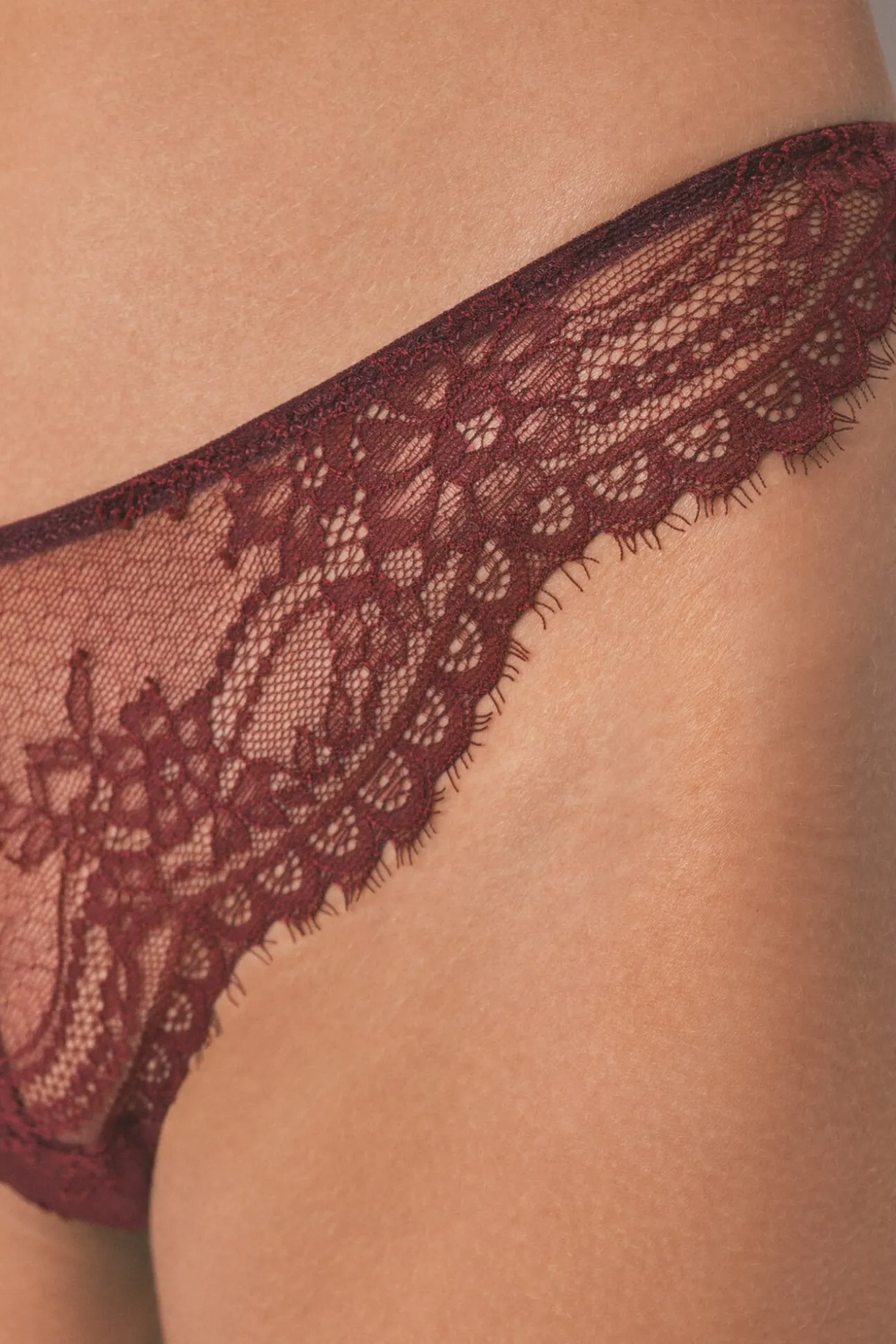 Renda de renda em tule tanga