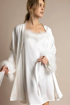 Robe curta acetinada penas marabu noiva