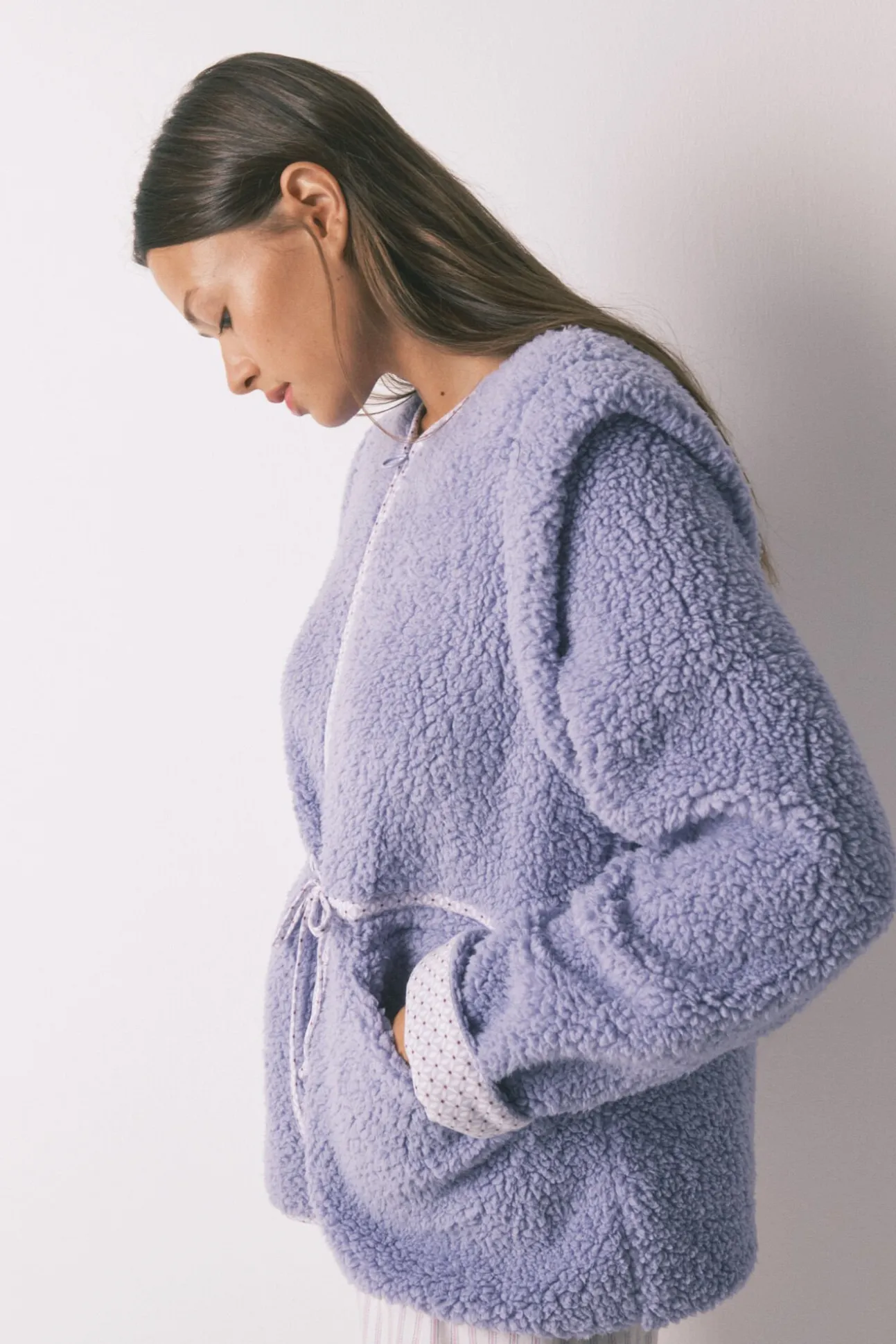 Robe curto de pele de borrego lilás