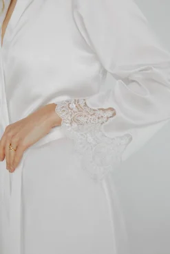 Robe de mulher Ivette Bridal curto acetinado em branco