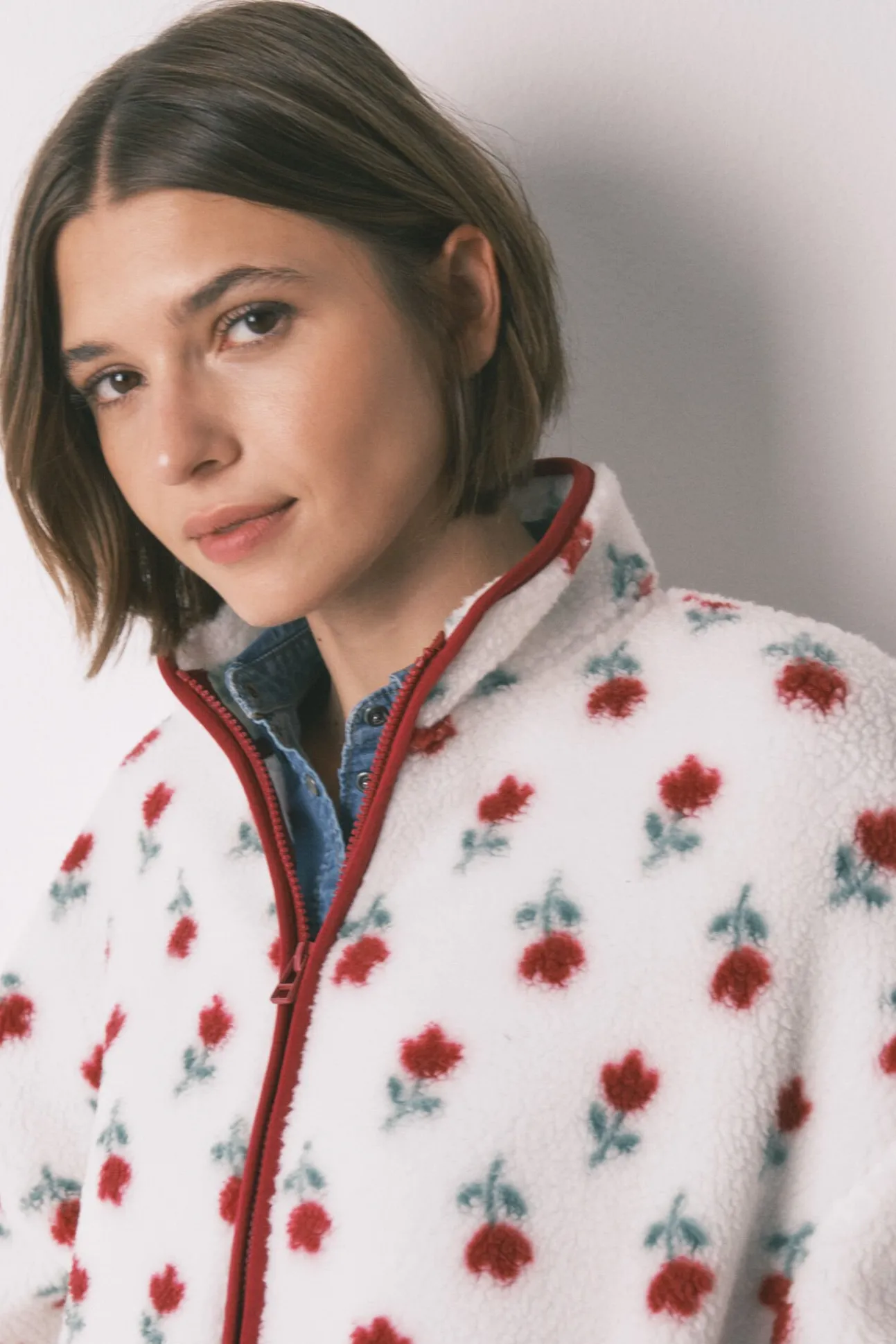 Robe estilo túnica de pelo branco com flores