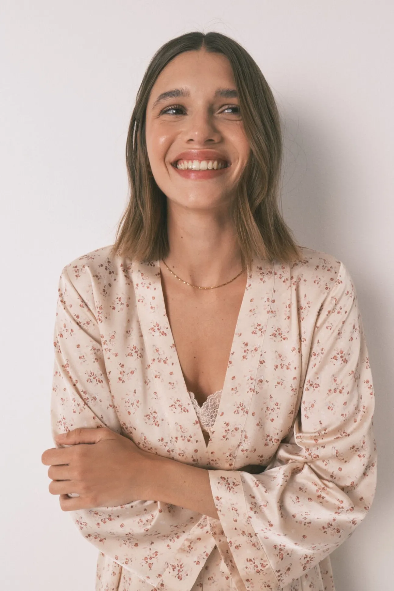 Robe solto de cetim midi com flor rosa