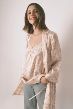 Robe solto de cetim midi com flor rosa