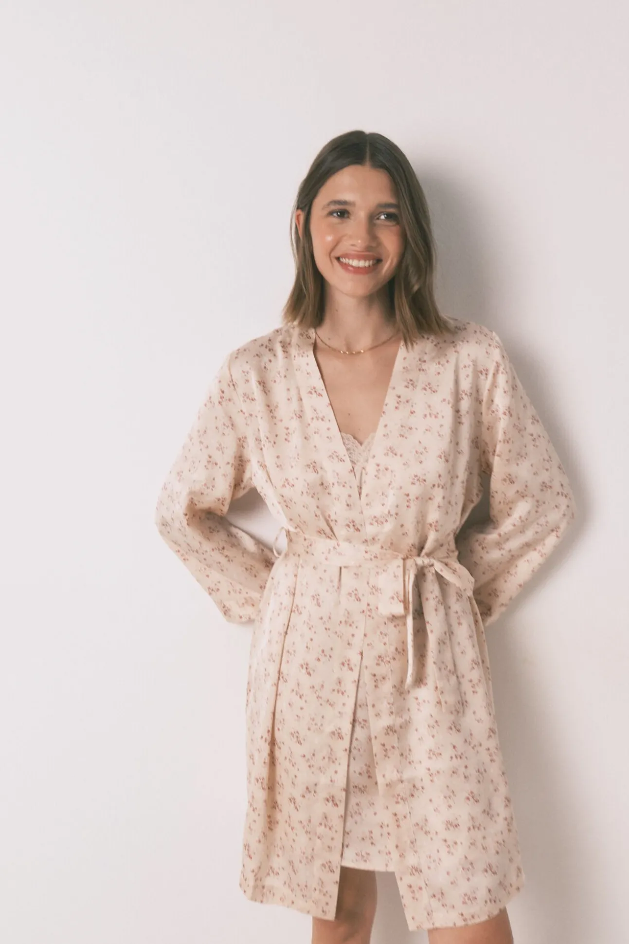 Robe solto de cetim midi com flor rosa