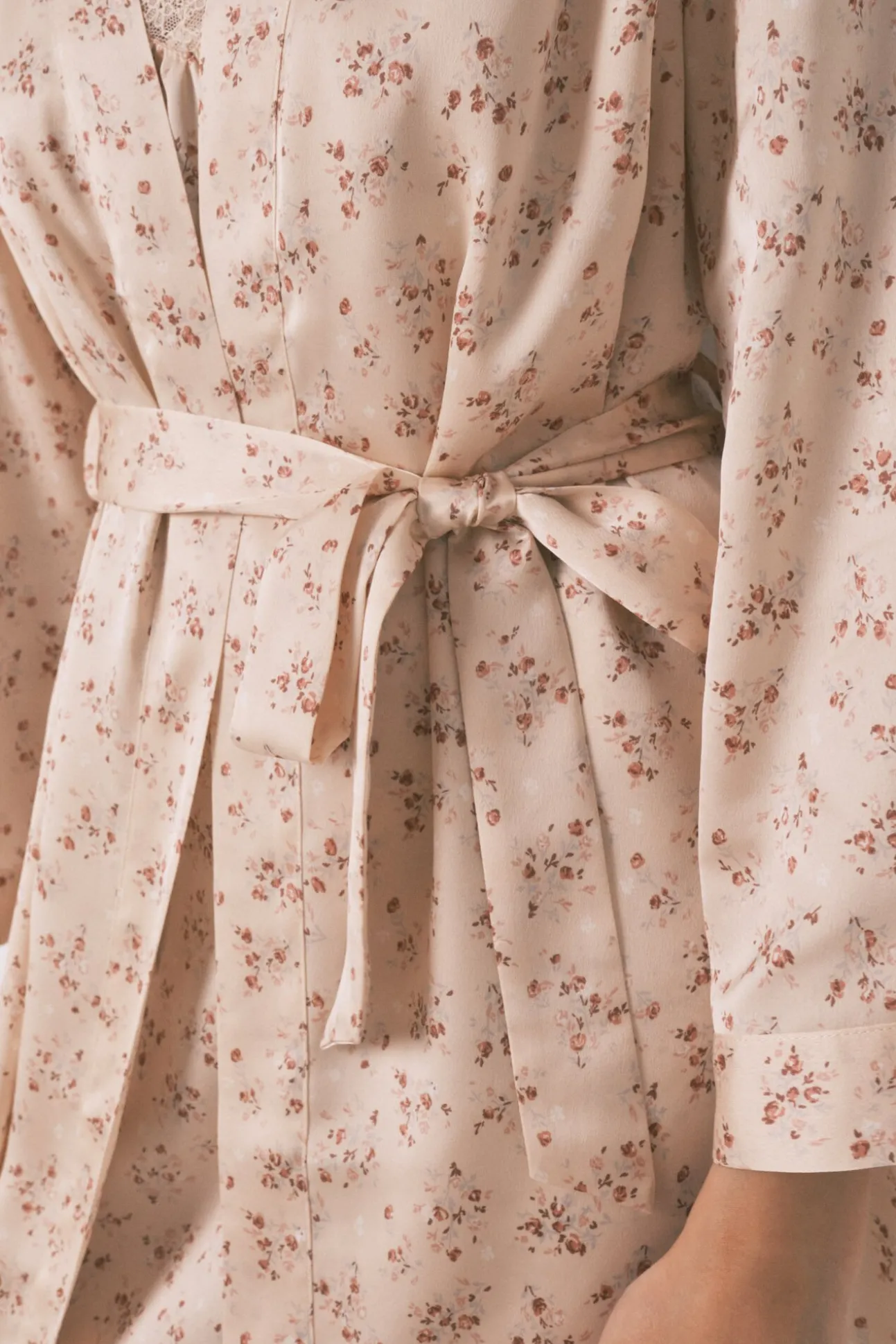 Robe solto de cetim midi com flor rosa