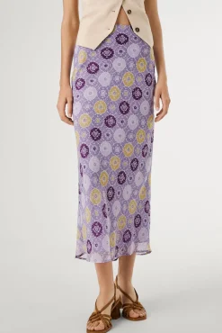 Saia midi esvoaçante com estampado.