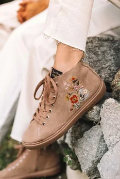 Sapatilha abotinada com detalhes florais